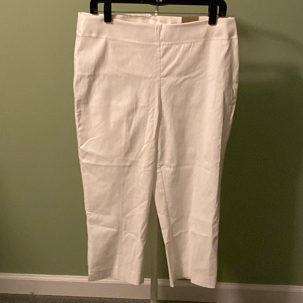 🟢 NWT Chicos Capri Slim leg